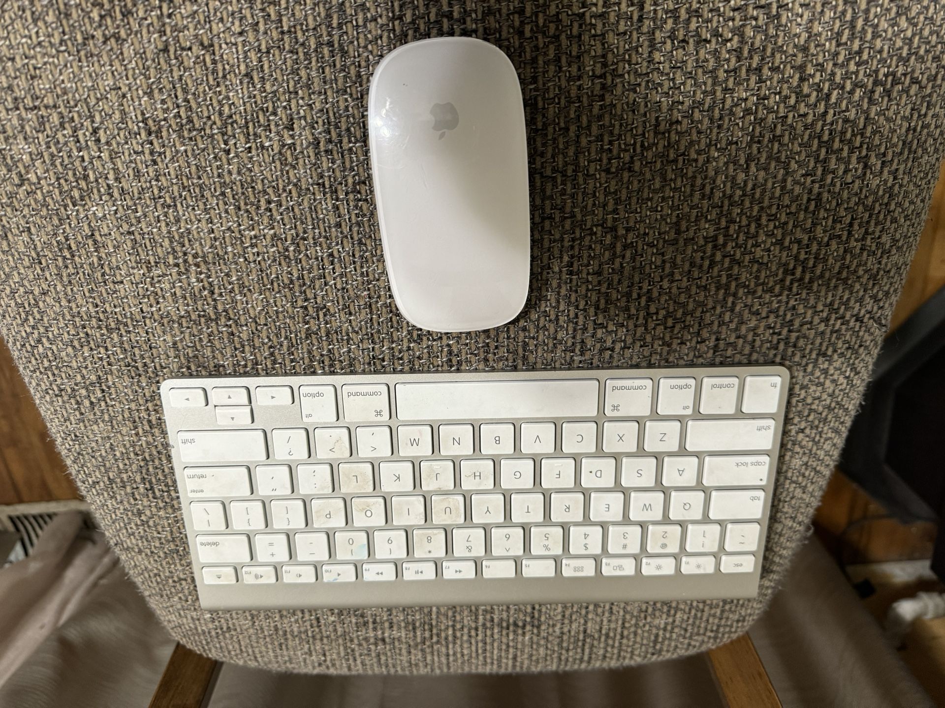 wireless apple kew board and mouse