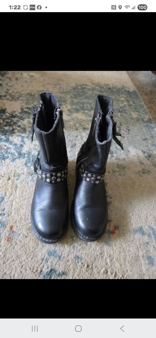 Women's size 6 leather zip up
Harley Davidson boots.Women's size 6 leather zip up
Harley Davidson boots. My wife literally wore them a few times. She