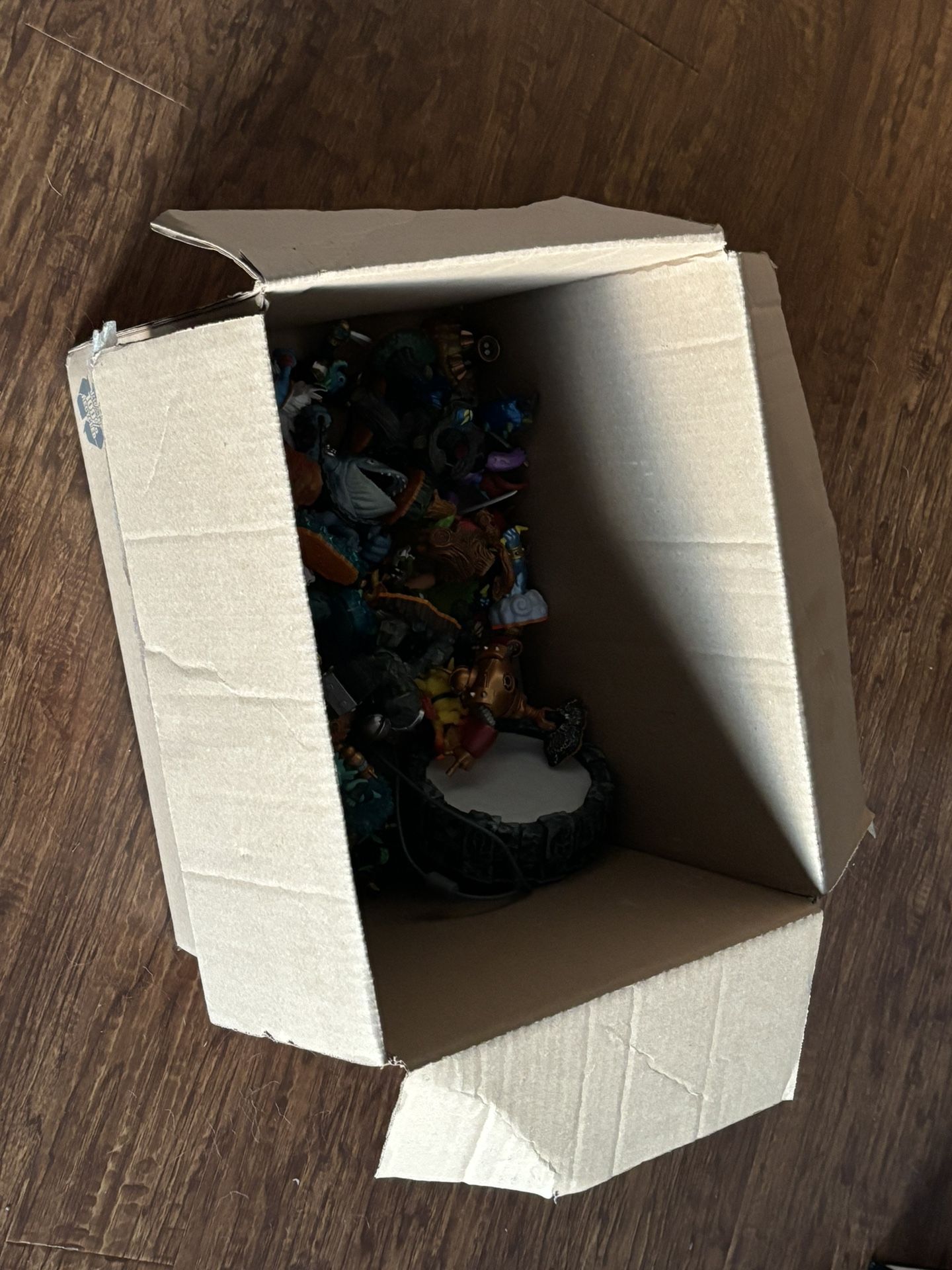 Box Of 30 Skylanders + Portal For Wii