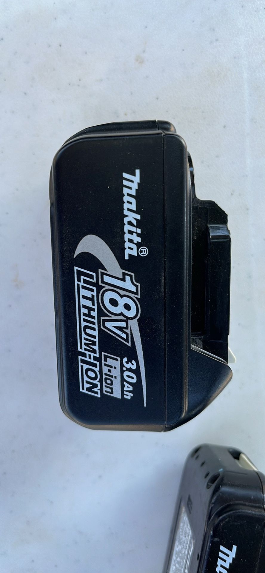 MAKITA BATTERIES 3.0 AND 2.0 LIKE NEW $90 FIRM ON PRICE 
