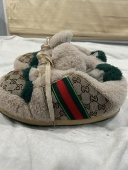 Slippers. 7/8. Size. Men’s/womens.