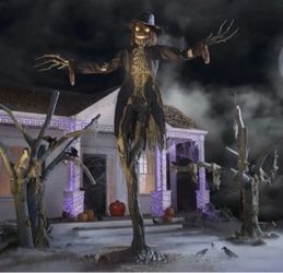 Home Accents Holiday Scarecrow 15 ft Gruesome Grounds Giant-Sized Animated LED Worricrow