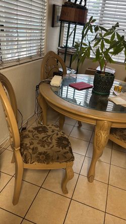 Dinning table&4chairs/ashly