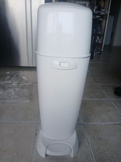 Baby Diapers trash bin 80 % NEW
