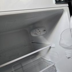 Compact Refrigerator / Freezer