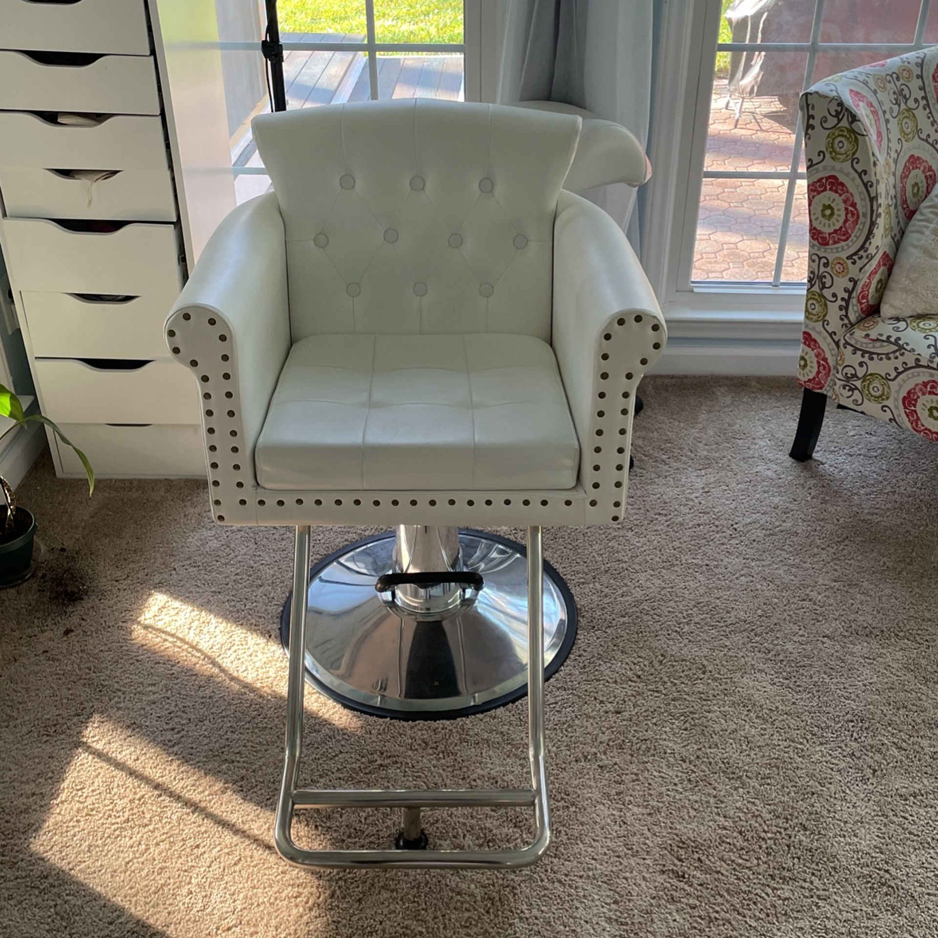 Luxury White Stylist chair