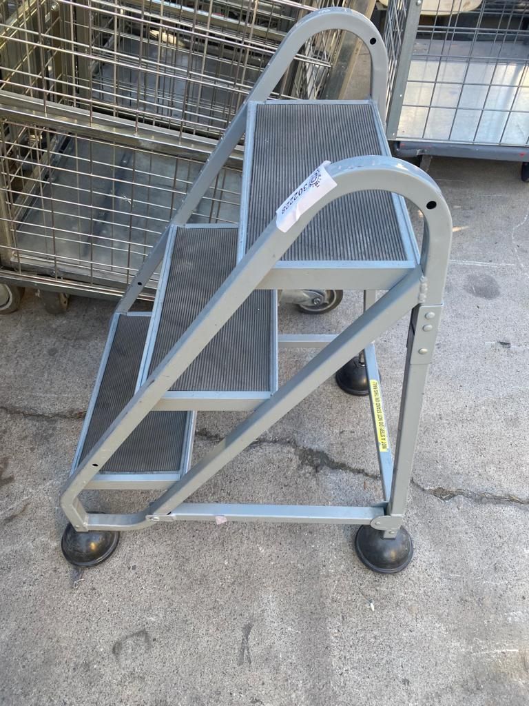 3 STEP COMMERCIAL ROLLING STEP LADDER for Sale in Phoenix, AZ OfferUp