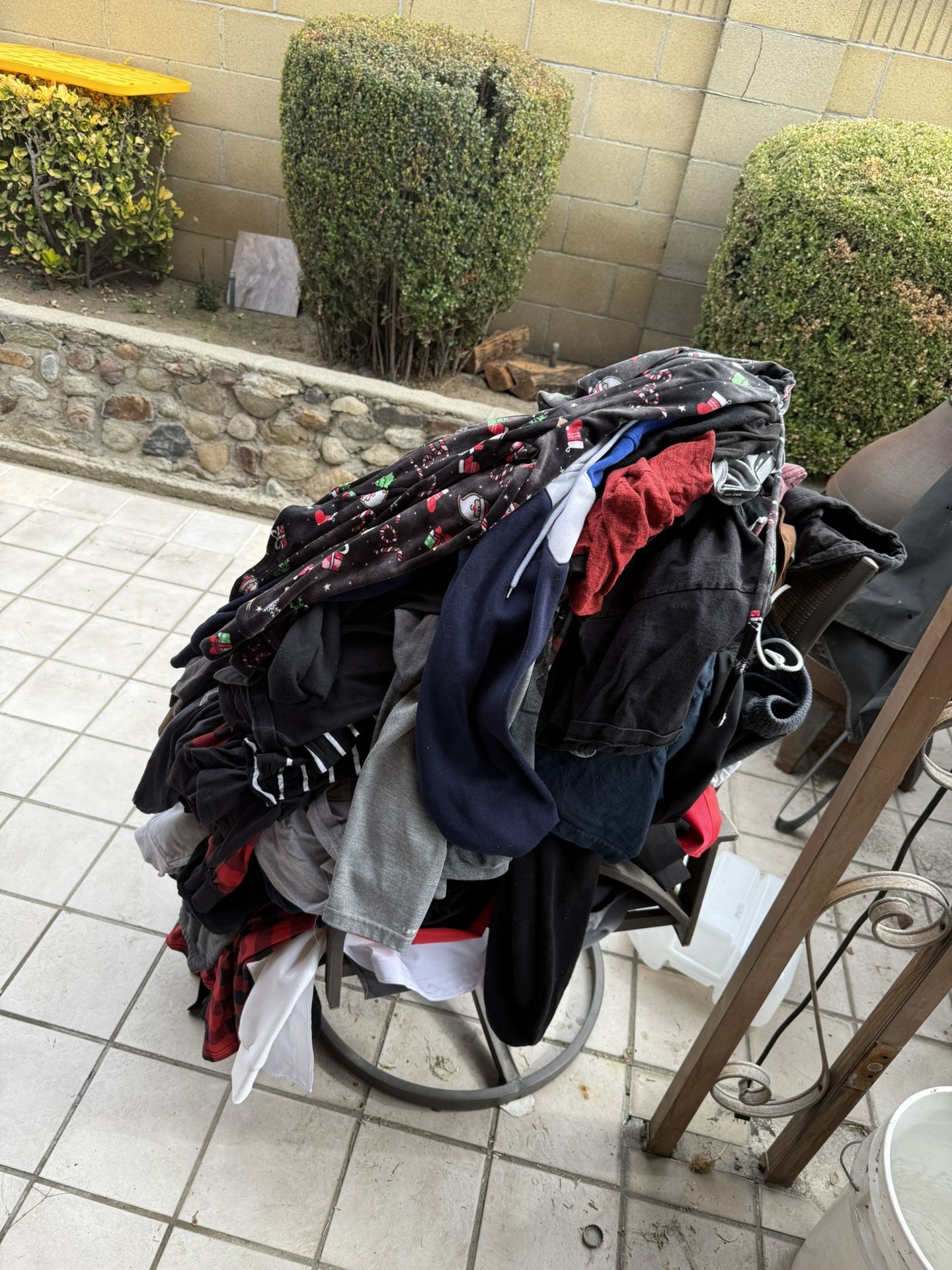 FREE BOYS + MENS CLOTHES SIZE M-L