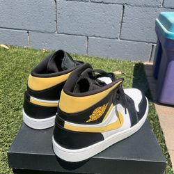 AIR JORDAN 1 MID ‘BLACK UNIVERSITY GOLD’ 554724-177 size 12 $90