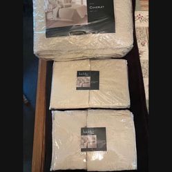 Bedspread/Coverlet With 4 Shams  (King)