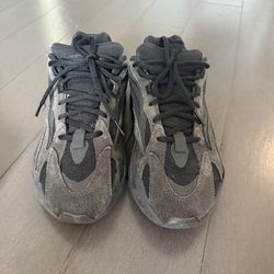 Yeezy boost 700 V2 (Vanta) size 8.5