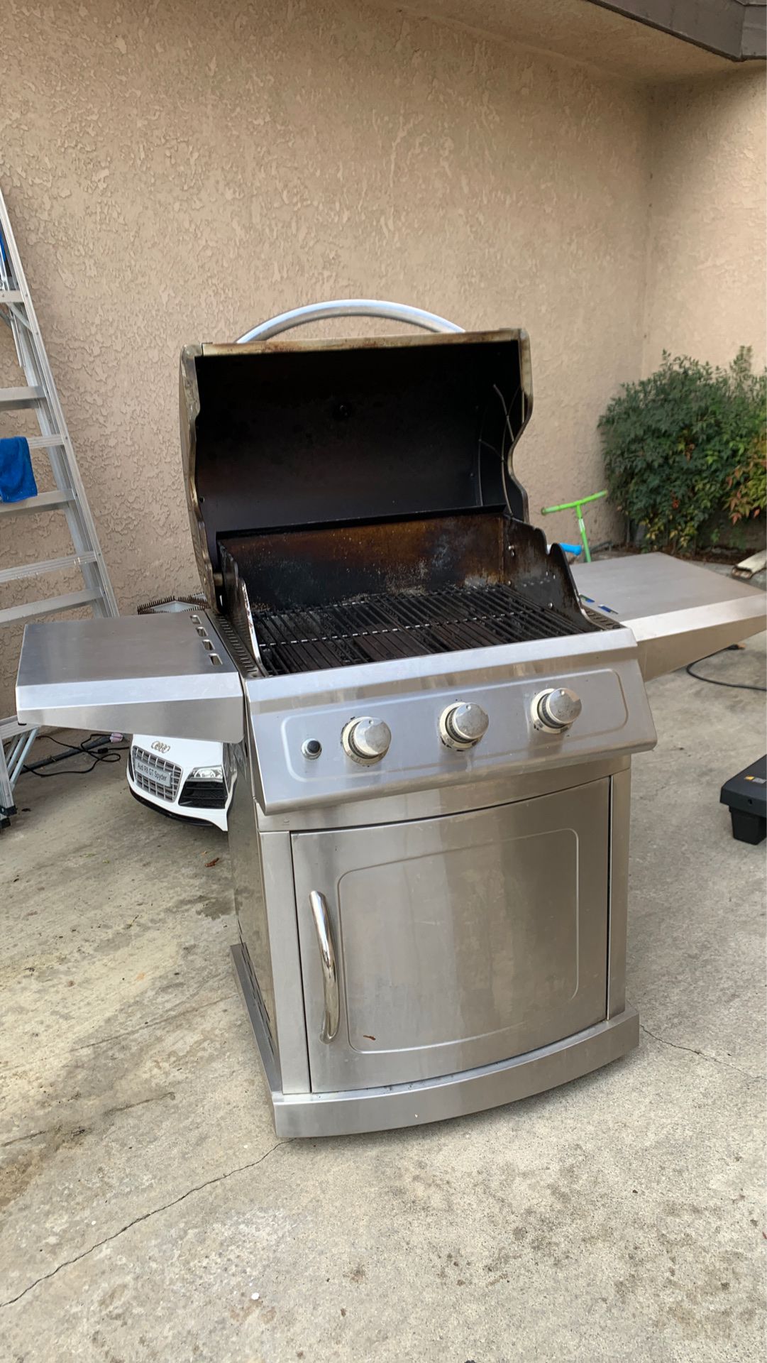 Propane gas grill from COSCO AND 2 propane tanks included