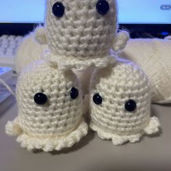 Mini crochet ghosts