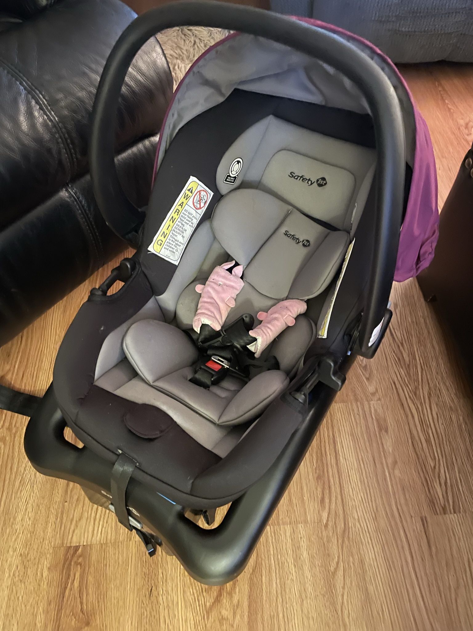 Graco Rarely Used Like New Infant Car seat And Base