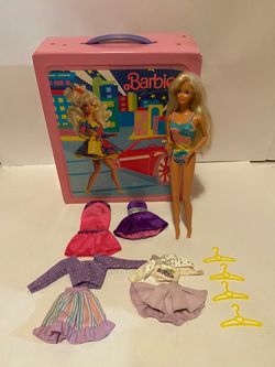 Vintage ‘89 Barbie doll storage case/trunk with doll and clothes