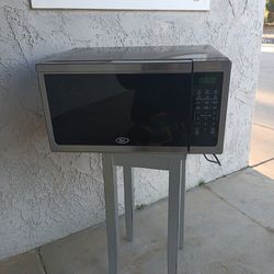 Oster 1.1 cu ft 1000W Microwave Oven, Like New Condition, Stainless Steel