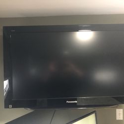 Two TV’s First TV - Panasonic - 40” have remote Second TV - Samsung - 58” no remote Both work great...neither is a smart tv