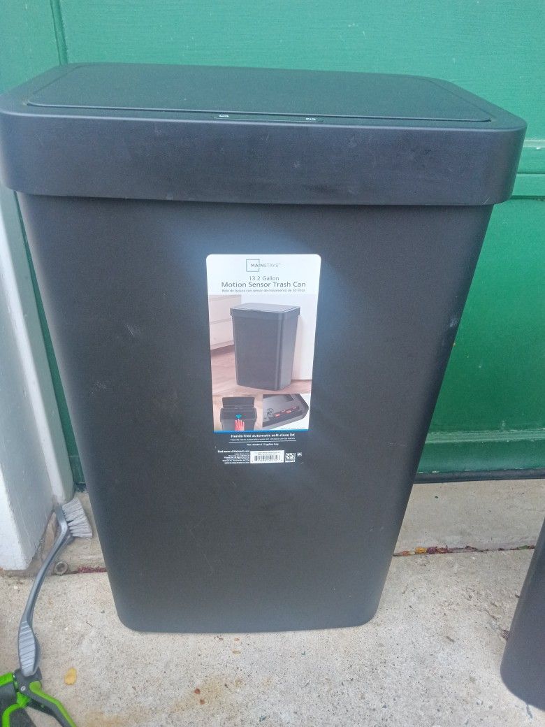13 Gallon Trash Can