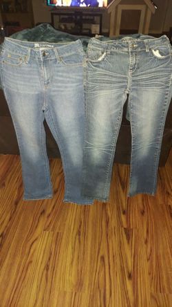 Women's Size 6 Jeans. 2 Pairs.