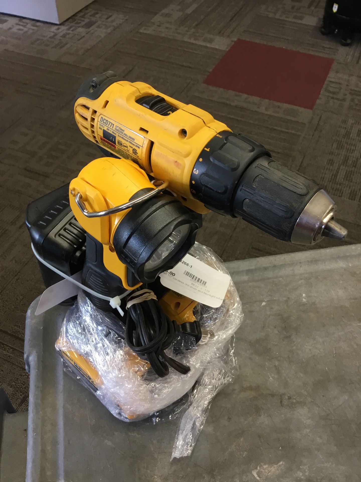 Dewalt 1/2”cordless drill driver and flashlight
