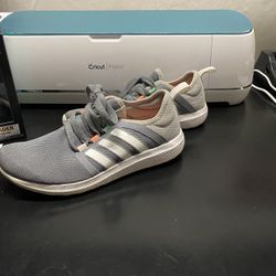 Woman’s 5.5 Adidas 