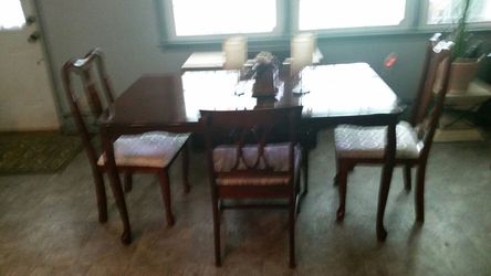 Cherry queen anne style table and chairs