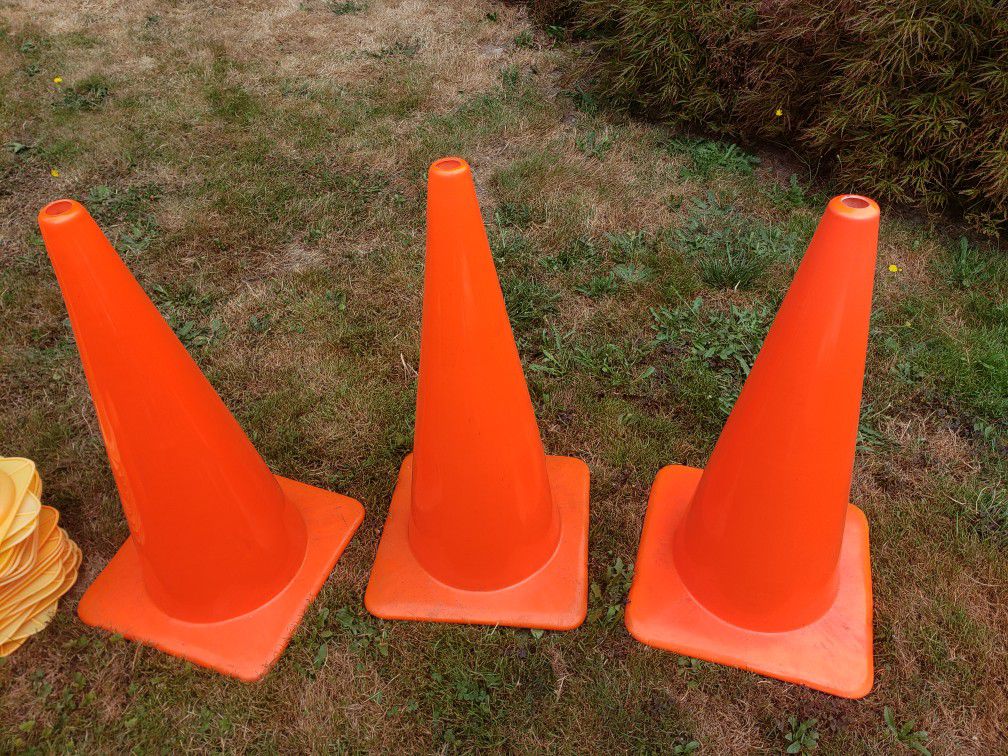 3 commercial 28inch traffic cones, 10 faded plastic, 100 new short cones