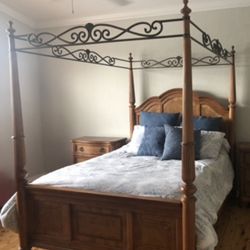 Queen Size Canopy Bed