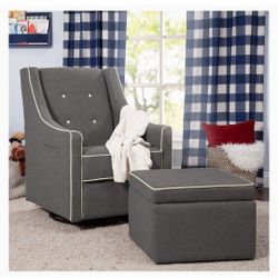 Silla  giratorio tapizado con bolsillo lateral y otomana de almacenamiento en gris oscuro con ribete crema,