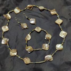 Set Of Necklace, Bracelet And Earrings. Shell Beads Style.