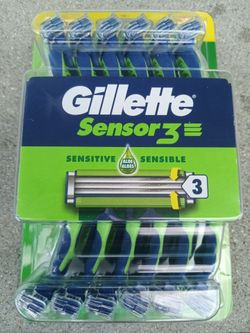 12 Gillette razor blades