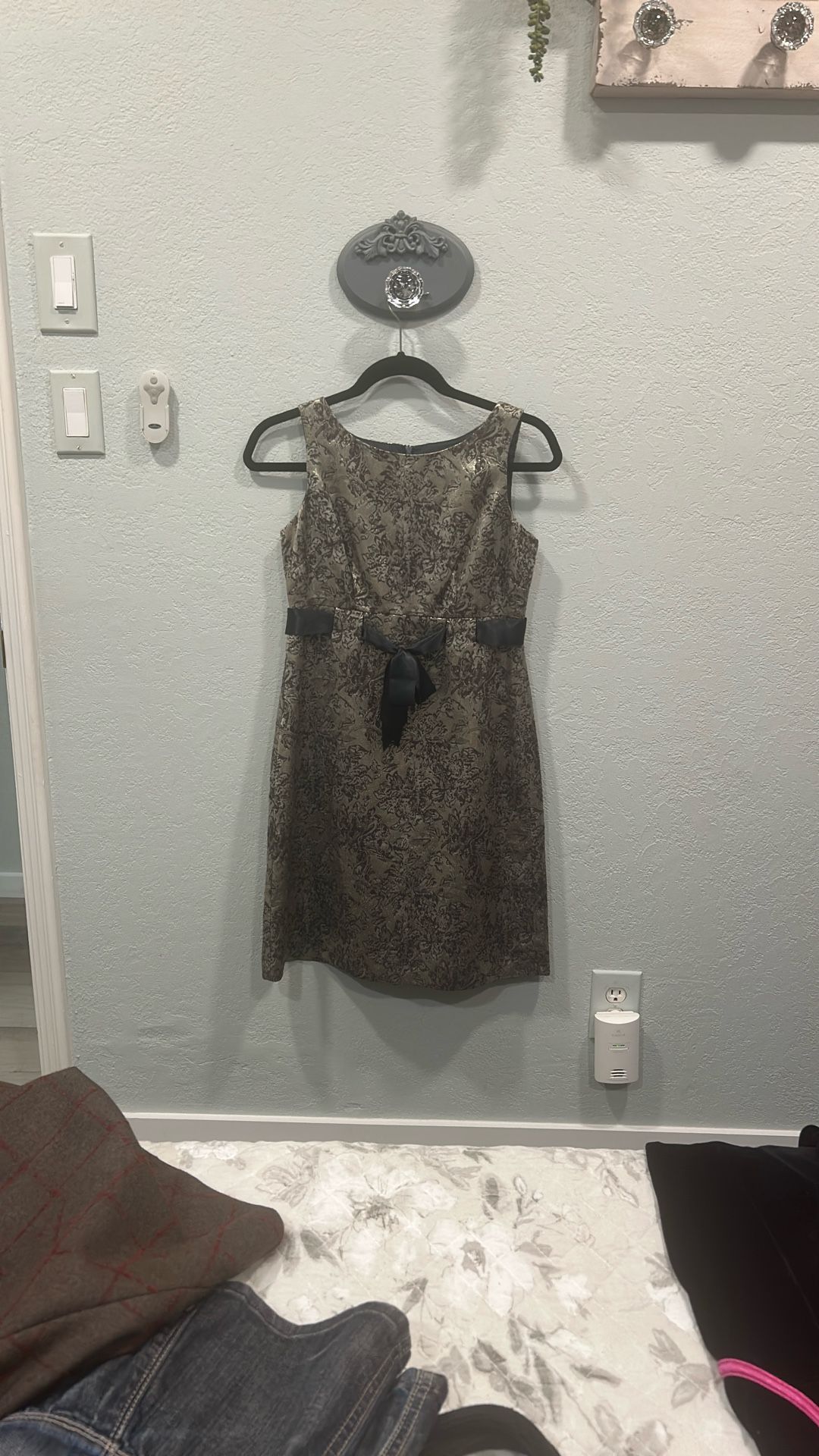 Vintage looking with lots of gold shimmer dress