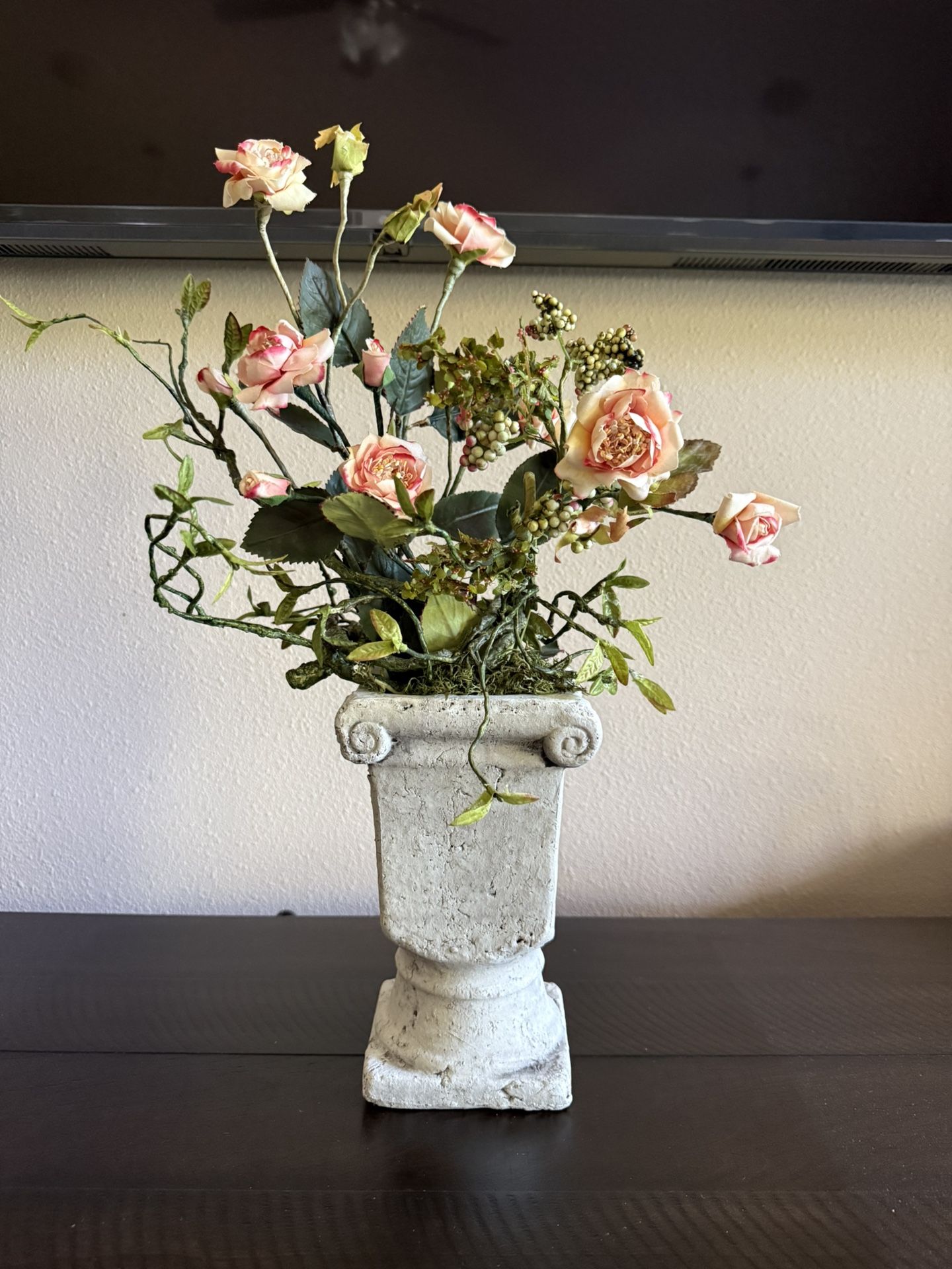 heavy pot 9"x5.5" w/silk flowers all new material