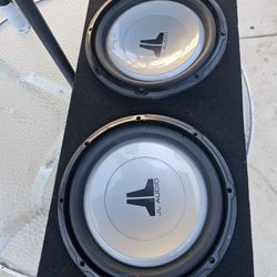 12 Jl Audio Subwoofers In Exelent Condition 