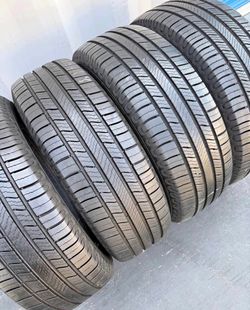 215/65/17 Michelin Selling a set of 4 tires in excellent condition š«”