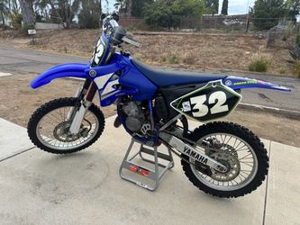 2004 Yamaha YZ 125 - 2 Stroke Dirt Bike + extra parts and fluids