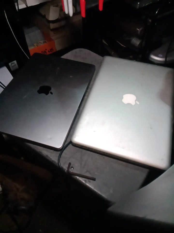 2 Mac Book Pro