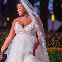 Beautiful Crystal Size 14-16 Wedding Dress 🤩