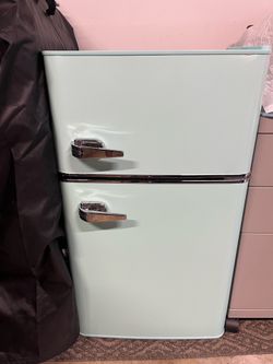 Insignia 3.1 Cu. Ft. Retro Mini Fridge with Top Freezer