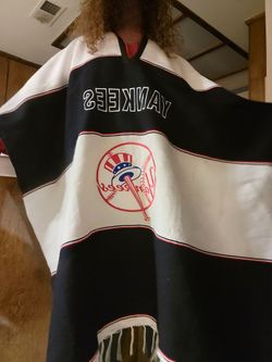 NY Yankees Poncho/ Wearable Blanket -Brand New!
