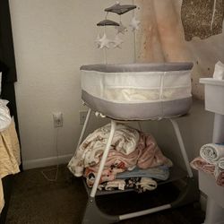 Simmons Kids' Shooting Star Rocking Bassinet with Airflow Mesh - Platinum