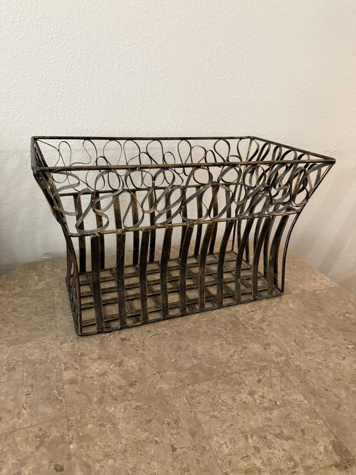 📌 Vintage-Style Metal Magazine Rack – Rustic Black/Gold