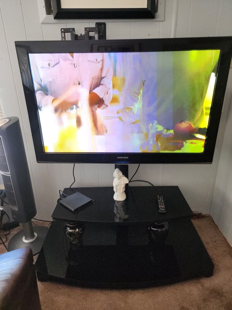 Tv / TV Stand Combo