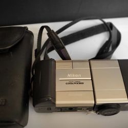 Nikon Coolpix 900 E900 Digital Camera-Swivels Inc includes Case