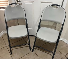Set of 2 folding chairs