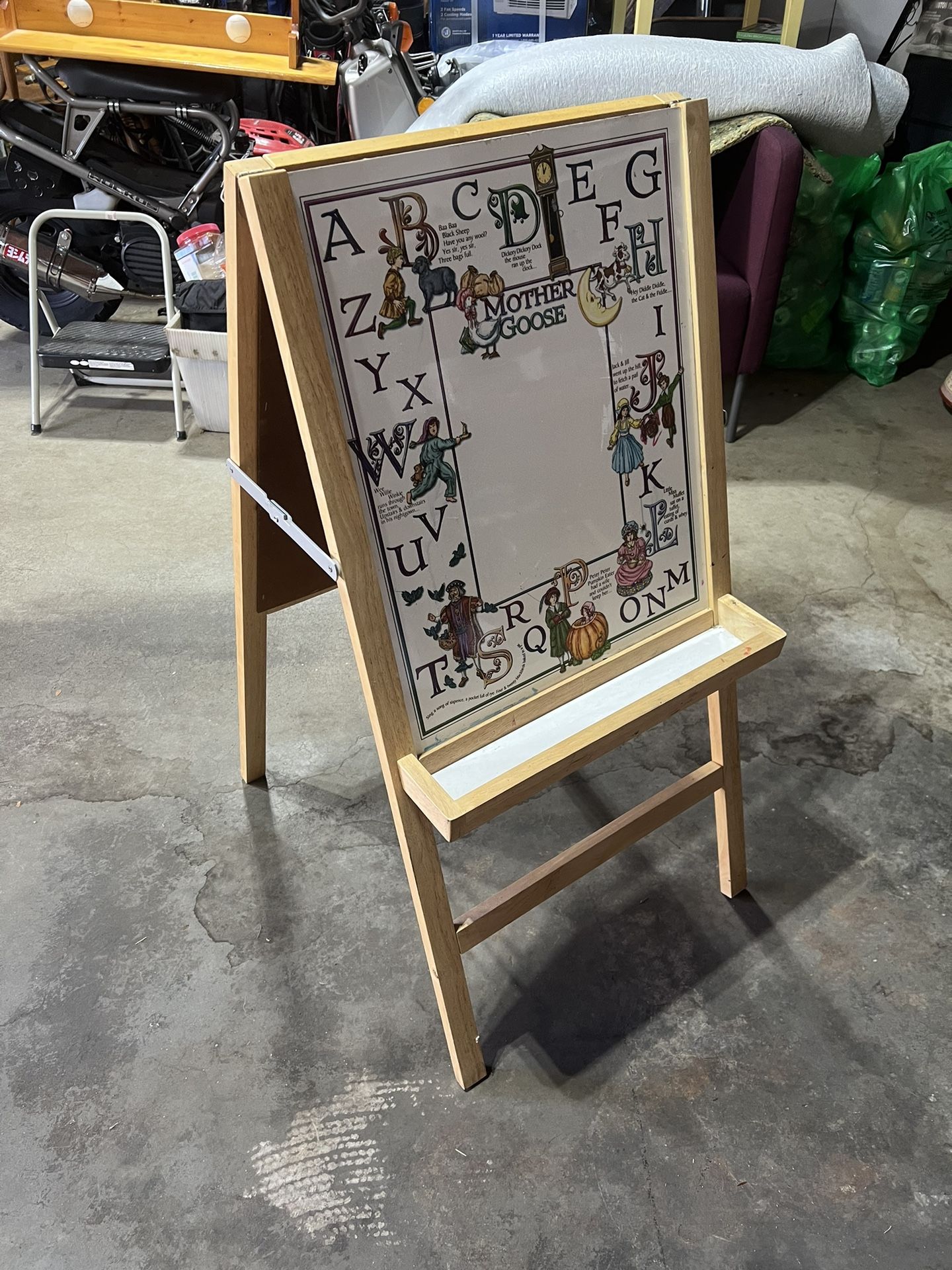 Youth Art Easel / Chalkboard  Stand Foldable - Very Good Condition 