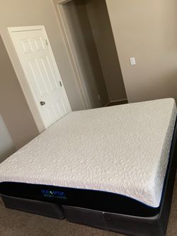 KING MEMORY FOAM HYBRID MATTRESS AND FREE BOX SPRINGS