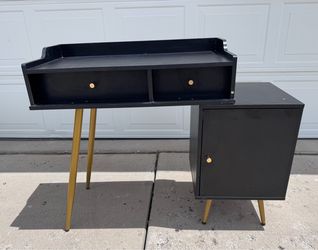 Makeup Vanity with Lighted Mirror