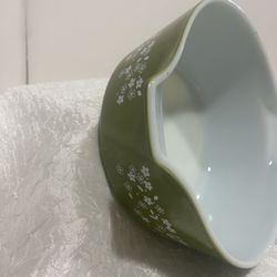 Vintage Pyrex Spring Blossom Green Crazy Daisy no lid  2.5L