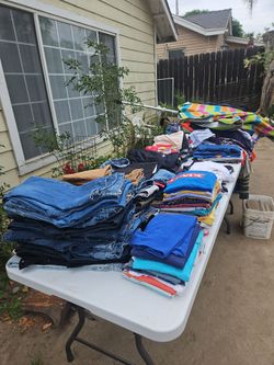 Ropa de niño size 10,12 y 14 son como 100 piezas shorts, pantalones y playeras $60 por todo.